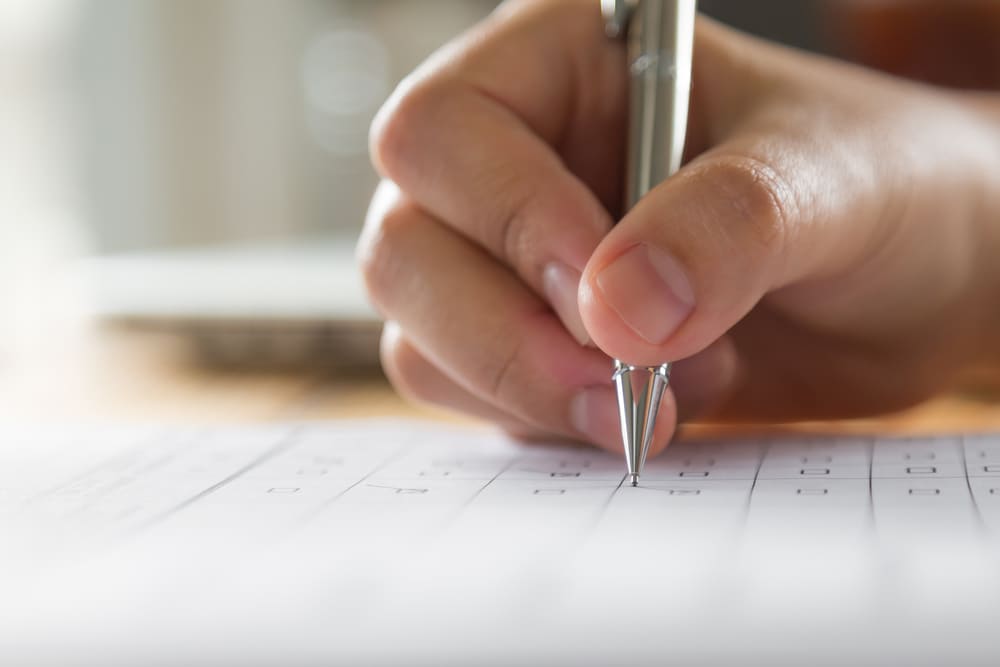 mano escribiendo papel bolígrafo