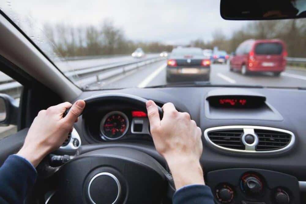 persona manejando coche volante