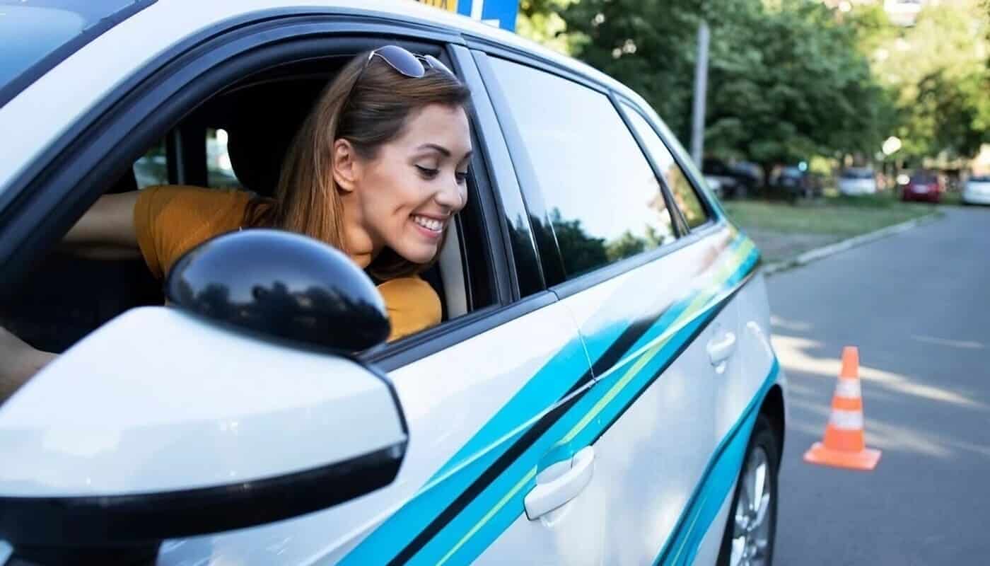 mujer aprendiendo conducir coche