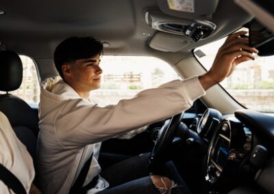 alumno en el coche de la autoescuela