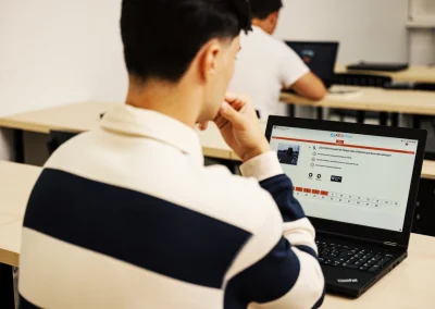 alumno haciendo test online en un portatil