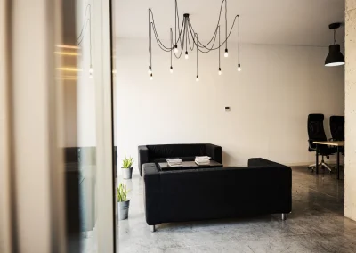 sala de espera con sofas