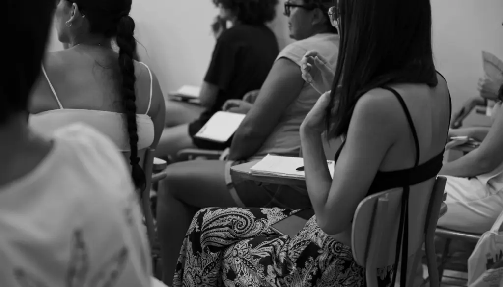 alumnas sentadas en clase