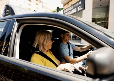 alumno con profesora en el coche de la autoescuela