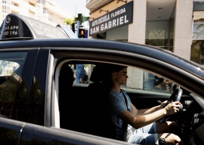 alumno en el coche de la autoescuela solo