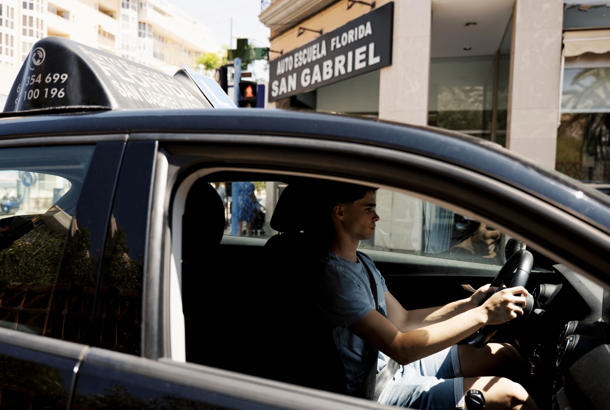 alumno en el coche de la autoescuela solo