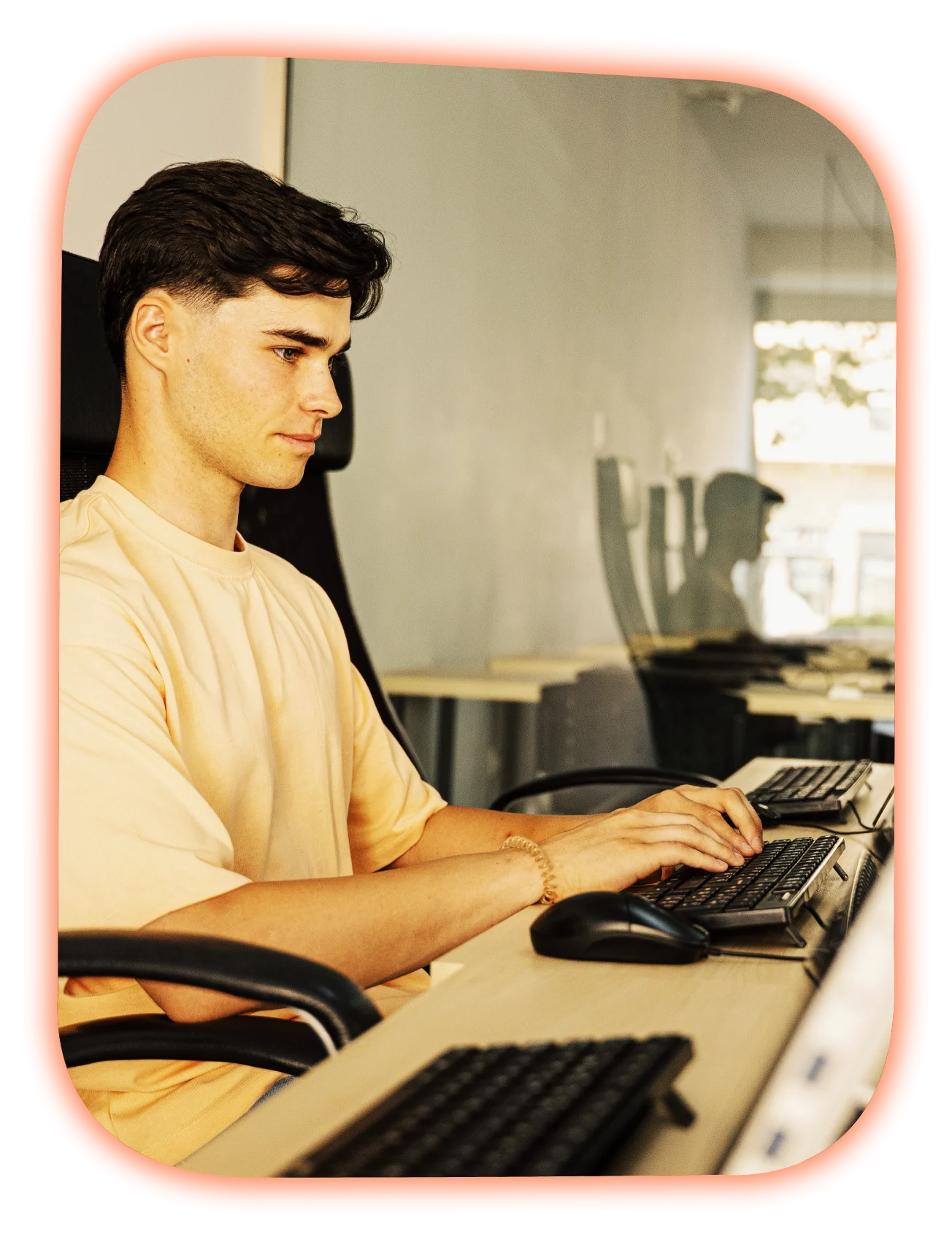 alumno en el ordenador escribiendo