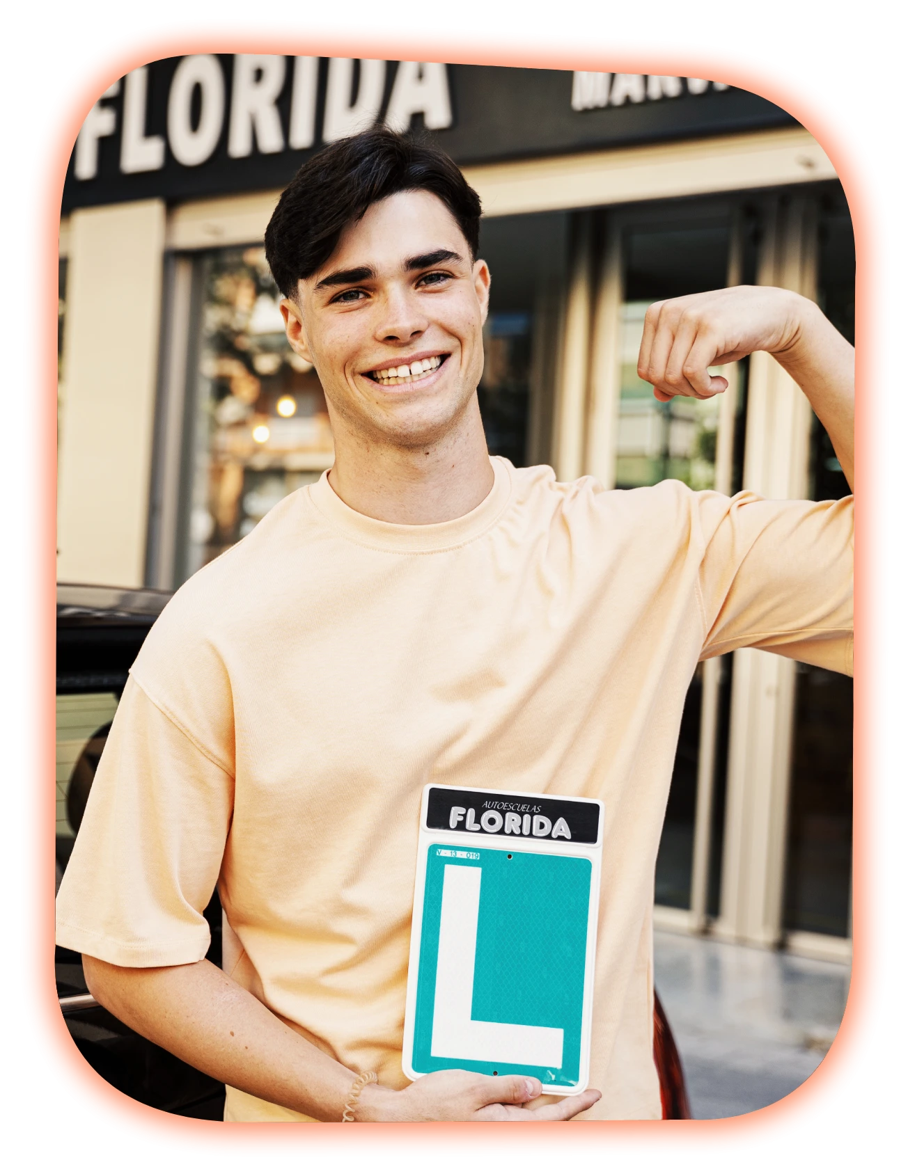 alumno sonriendo con placa de l