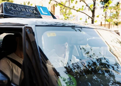 alumno y profesor en el coche de la autoescuela