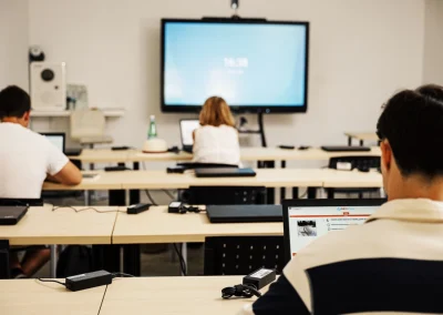 alumnos en una sala con ordenadores