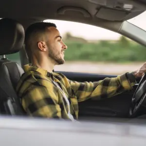 chico conduciendo un coche