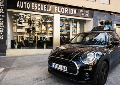 coche negro frente a la autoescuela