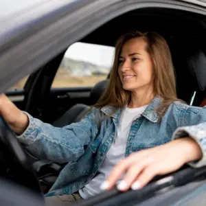 estudiante conduciendo un coche