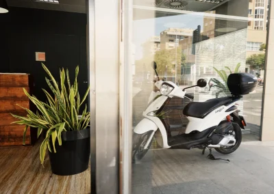 moto blanca fuera de la autoesceula