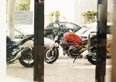 moto frente a la autoescuela