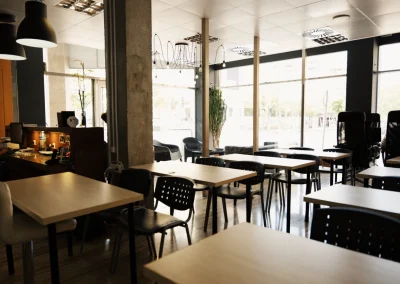 sala con mesas y sillas