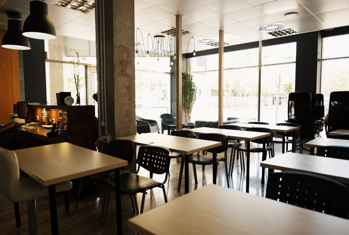 sala con mesas y sillas