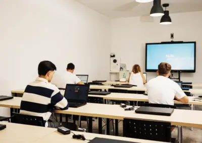 sala de estudio con alumnos sentados